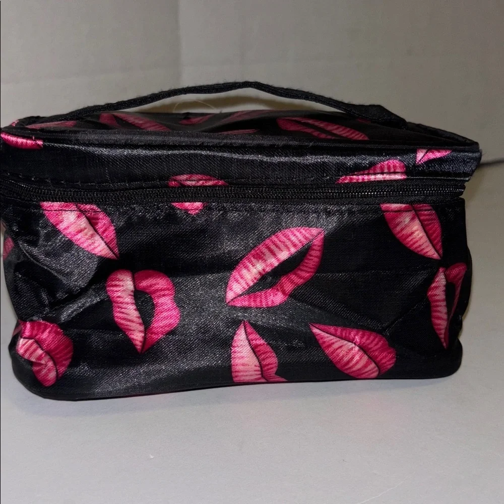 BLACK WITH PINK/RED LIP DESIGN COSMETICS CASE ZIPPER CLOSURE SMALL MIRROR INSIDE